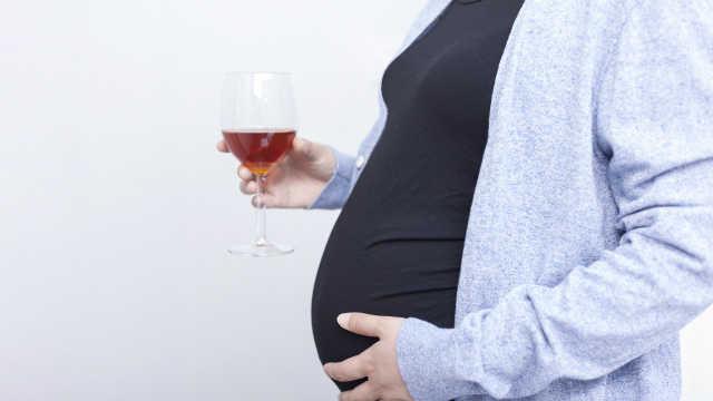 怀孕初期喝酒会影响胎儿发育吗