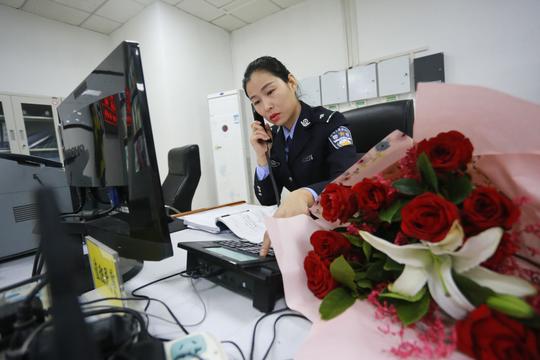 图片故事:河南铁警夫妻的春运
