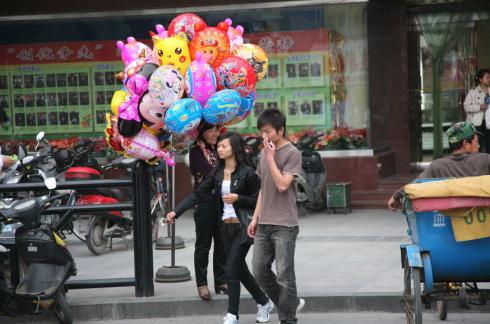 车水马龙,男女老幼,匆匆行客,歌里这样唱道"为了生活,人们四处奔波".
