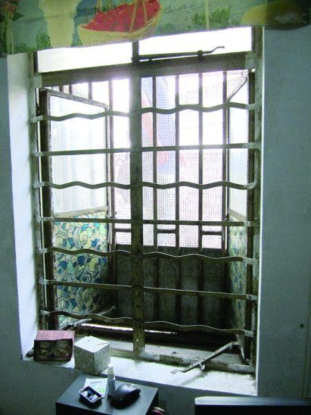 萨家湾一住户被铁栅栏封住窗户推开窗尽是腿在眼前晃
