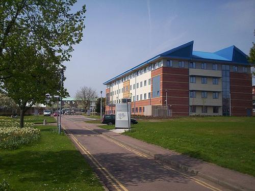 由于诺丁汉市位于特伦特河(rivertrent)河滨,诺丁汉特伦特大学便