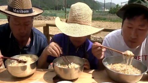 农村一家人，今天吃面片手工拉面汤，配泡菜，胖儿子最多还没吃饱