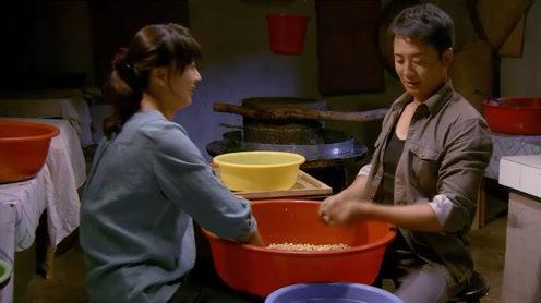 杨家豆腐的招牌生意火爆，小两口半夜都在挑豆子，为挣钱受累
