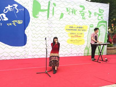 青年创意创业集市圆创业梦残疾人手工制品义卖受欢迎