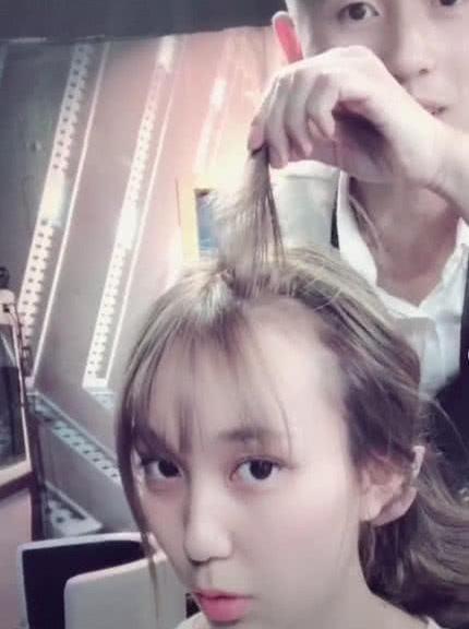 抖音"发际线"小姐姐走红,看到撩起刘海的样子,网友:额头真大