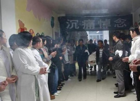 女儿意外去世,火化时父亲发现异常,掀开棺材,父母脸都要气绿