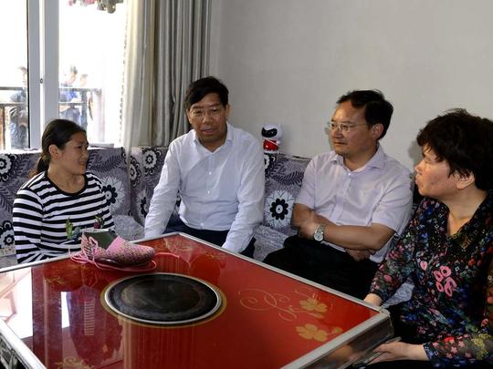 社区的就业创业园里,已有秦劳手工编织,碟恋内衣厂,财莉贵足鞋业等7家