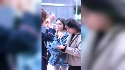 街头新骗术,看到这个视频,你想起了谁