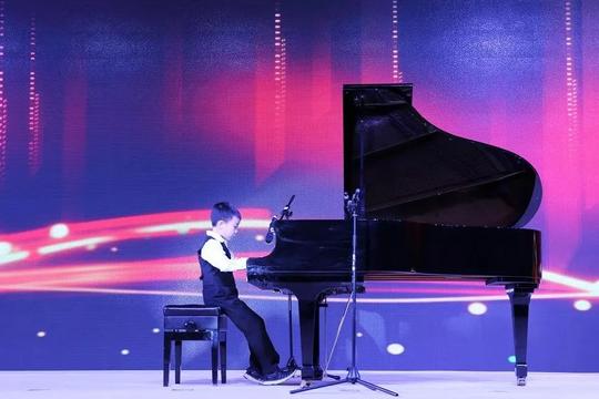 钢琴弹奏《肖邦降d大调圆舞曲》