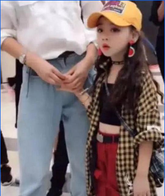 抖音“最潮母女”火了，妈妈比女儿还要漂亮，网友：爸爸有福了！