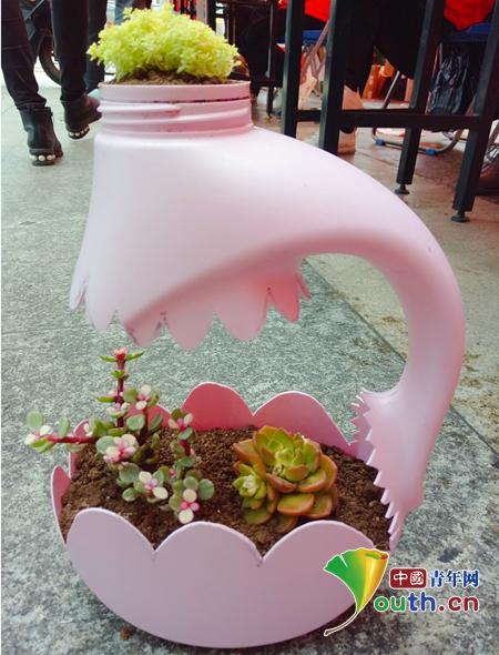 图为龙胜县志愿者用回收的废品制作的手工艺品.龙胜团县委供图