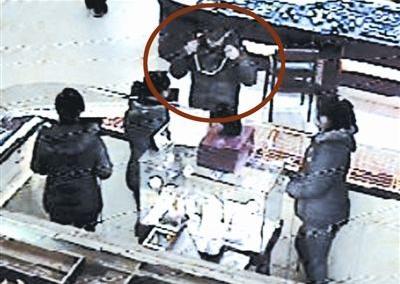 一名男子以购买为由试戴金项链,随后扭头狂奔,抢走一条价值2万多元的