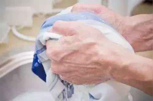 母婴正文而晾衣服本身就是一个清洁,消毒的过程,袜子,内裤一起洗并