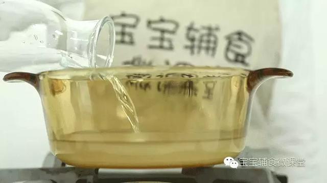 初次给婴儿添加辅食怎么添加