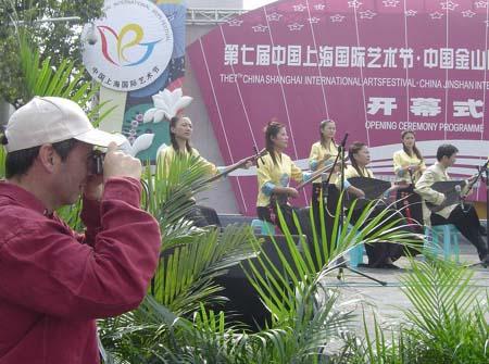 老外在拍摄泉州南音现场表演-古老南音献身现代上海