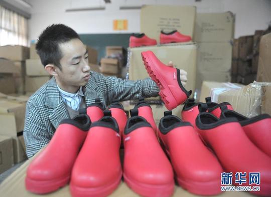 浙江农林大学创业孵化园内的大学生电商们开始备足货源,策划促销方案