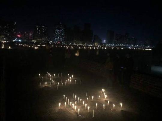 泪点:襄阳古城全城点亮蜡烛,为金庸大侠悼念送行
