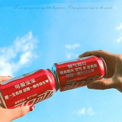 手拿可乐瓶易拉罐图片