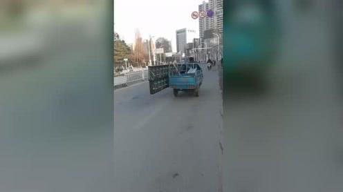 为了多挣钱,这位三轮车司机也是蛮拼的