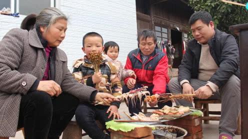 湖南农村这样烧烤你见过吗10块钱做了一个烧烤架全家吃超划算