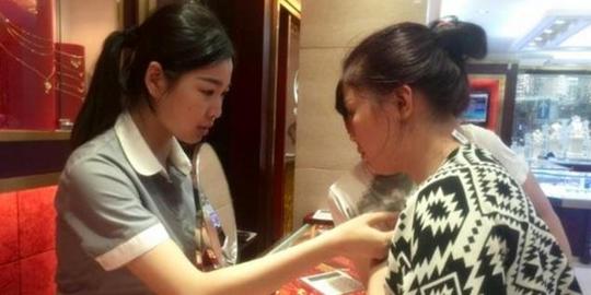 中国大妈泰国旅行,花高价抢购珠宝炫富,回国后才发现上当了!