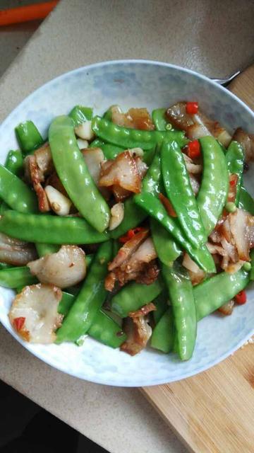 耳朵痛塞大蒜有用吗