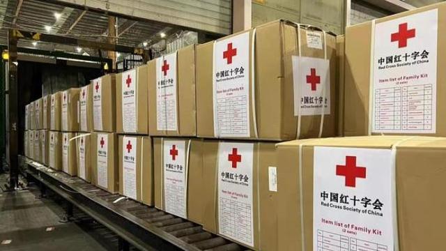 中国在援助物资上写了什么新闻