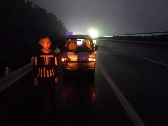 边推车边拍抖音?小货车高速上抛锚,司机这样苦中作乐