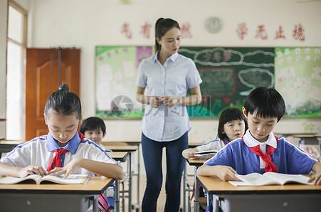 教室里正在上课老师学生们图片下载