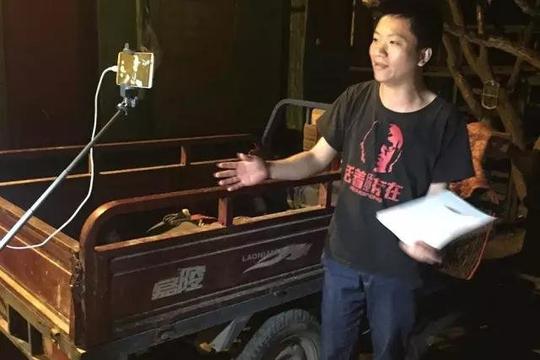 接受采访的胡小海.