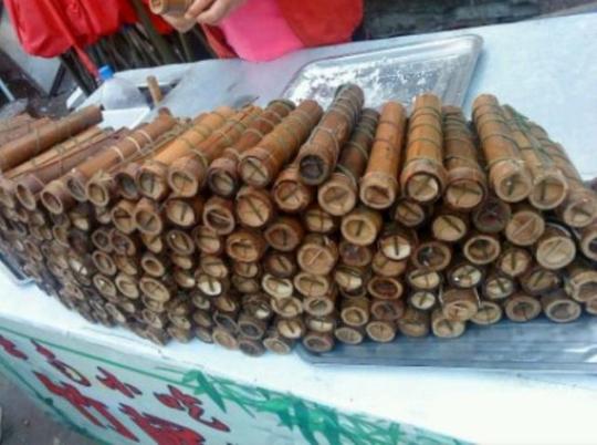校门口生意火爆的“竹筒饭”，看着简单闻着香，师生排队抢着买
