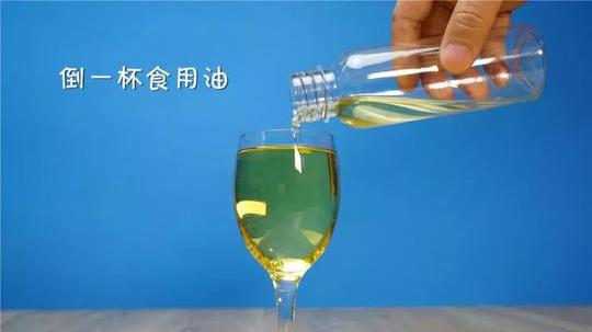 放入油中的冰块上浮还是下沉?实验结果有意思