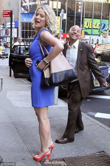 踩一踩我踩一下踩你脚表情包