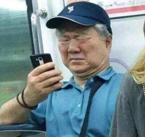 老人地铁嫌弃脸表情包一脸恶心嫌弃的表情包