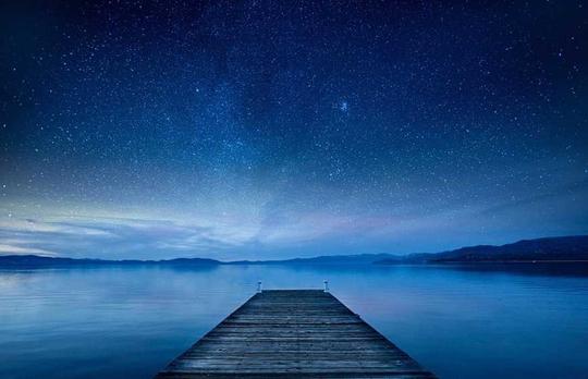 夜晚湖码头天空星星5k星空风景素材