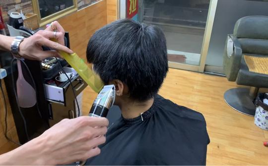 18岁高中生剪短碎发，师傅4分钟讲解操作，剪头发很简单