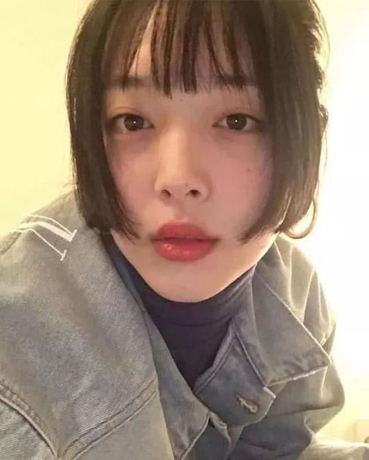 此外,雪莉还把两边的短发烫成微卷状,巧妙遮住脸颊,打造出小v脸的既视