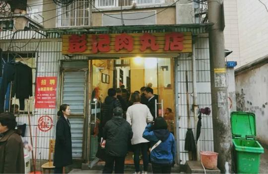 这家藏在拆迁民房里且生意好到爆棚的小苍蝇馆子,来晚了可就尝不到它
