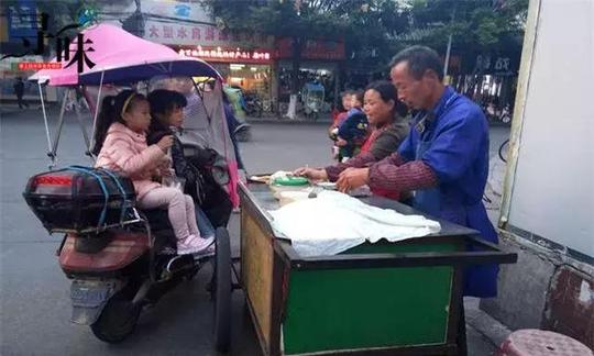 抚州这家路边的夫妻烤饼摊，在大公路做了21年，有人一买就是30个