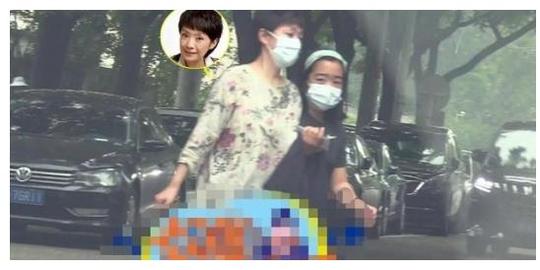 “国民爸爸”张嘉译近照曝光，一家三口甜蜜约饭，网友大呼羡慕