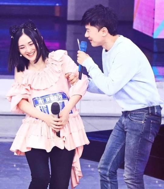 谢娜产后张杰再上快乐大本营,甜蜜互动,分享为人父母的喜悦