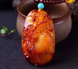 波罗的海琥珀蜜蜡俏色雕刻玉麒麟吊坠鸡油红老蜡毛衣链项坠