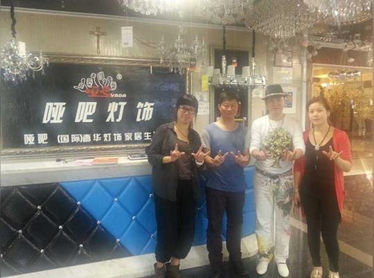 香港聋人郑高峰来长沙拜访哑吧灯饰董事长包坚信谈谈聋人创业一事