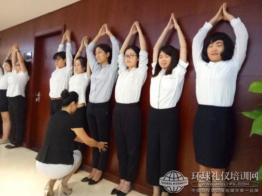 正确仪态和实战商务礼仪讲起,具体的讲解了职场人应有的称呼礼仪,握手