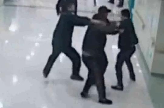 两伙做殡葬礼仪服务的为抢生意在医院里大打出手.