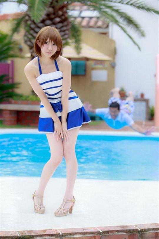 日本摄影师超搞笑制造浪花怕性感美女