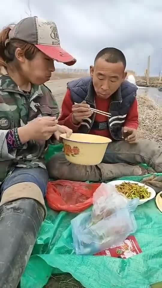 夫妻都在工地干活，虽然日子过得很苦，但是很幸福