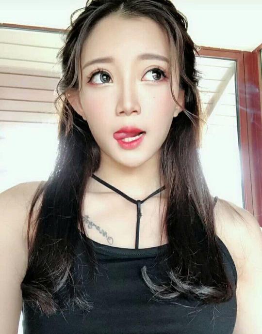 快手一姐小伊伊拍视频忘记开美颜!脸部严重变