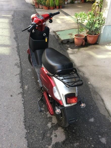 老弟特别喜欢开摩托车,于是还是100块/hour租了辆机车(小绵羊),因为说