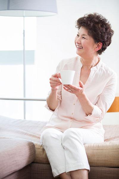 老年女子喝咖啡
